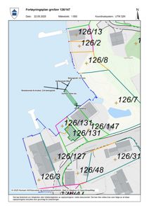Fortøyningsplan som viser eiendomsinndeling (gnr/bnr), grenser, eksisterende og planlagt fortøyningsanlegg, samt topografi og vannkropp.