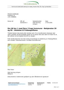 Et kart som viser et område med vann, skog og en rød prikket linje som sannsynligvis markerer en vei eller grense.