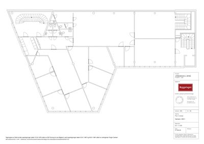 Etasjeplan (Plan 1) som viser romfordeling, dører, vinduer og trapper for et bygg.