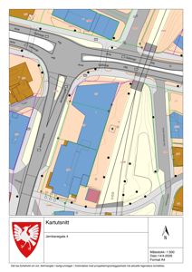 Kartutsnitt som viser tomtens beliggenhet i forhold til omgivende veier (Jernbanegata, Garborgs veg, Håkon Håkons gate) og nabolag. Tegningen inneholder også høydemålinger (konturer) og en nordpil.