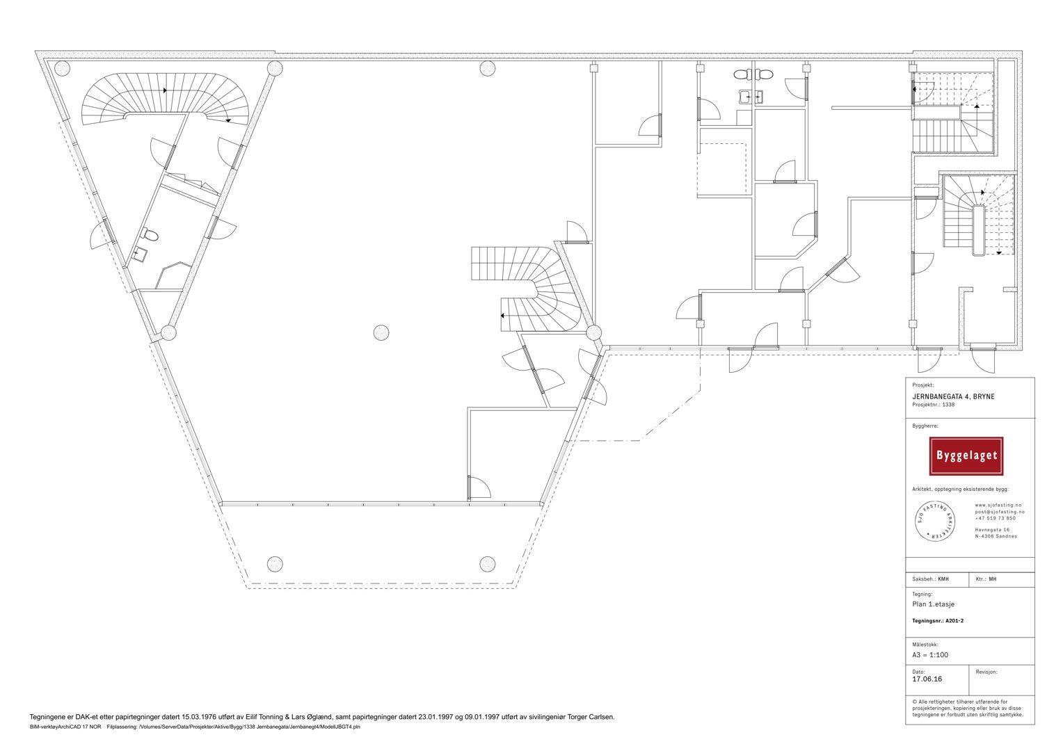 Etasjeplan (Plan 1) som viser romfordeling, dører, trapper og veggkonfigurasjon for et bygg.