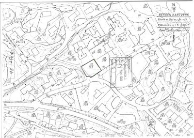 Kart fra Bergen Kartverk som viser etasjeforhold, høydemål og bygningers plassering i et område.