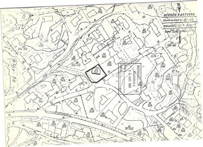 Bergen Kartverk sitt utskrift av et kart over et område med bygninger og terrengforhold.