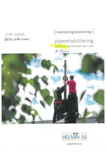 Fotografi av to personer som monterer et rørsystem på et tak.