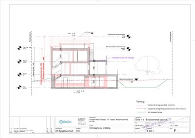 Snittegning (Snitt A-A) som viser tverrsnittet av en bygning med høydeangivelser og eksisterende/nytt terreng.