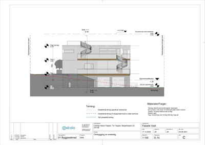 Snittegning (Snitt 1-1) som viser bygningens tverrsnitt, høyder og terrengforhold.