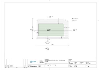 Etasjeplan eller situasjonsplan som viser romfordeling (Terrasse) og dimensjoner for en bygning.