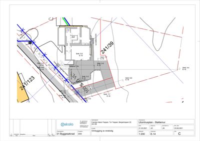 Situasjonsplan som viser bygningens plassering i forhold til nabotomter, vegger og støttemurer.