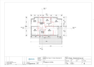 Etasjeplan som viser romfordeling, mål og snittegninger for en bolig.