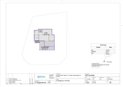 Etasjeplan som viser romfordeling, areal (HUS, TERRASSE, TRAPP) og bygningens form.