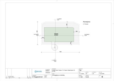 Etasjeplan eller situasjonsplan som viser en terrasse med mål og snittreferanser.