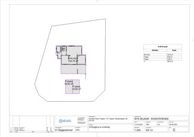 Situasjonsplan som viser bygningens plassering på tomten med arealoppsett.