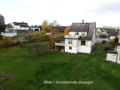 Fotografi av eksisterende situasjon med hus og omgivelser.