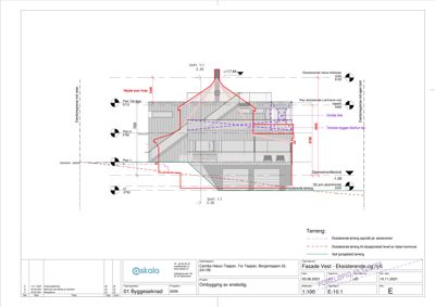Snittegning av en bygning som viser høyde, etasjer og terrengforhold.