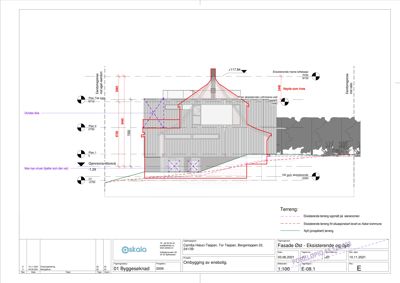 Snittegning av en bygning sett fra øst, som viser høyder, etasjer og terrengforhold.