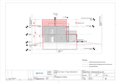 Snittegning (Snitt A-A) som viser tverrsnittet av en bygning med høydemål og terrengforhold.