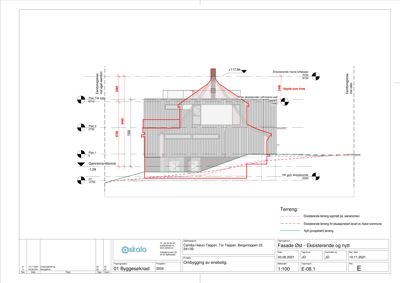 Snittegning som viser tverrsnittet av en bygning med høydeangivelser og terrengforhold.