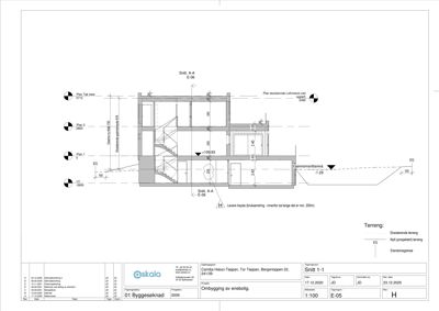 Snittegning (Snitt A-A) som viser bygningens tverrsnitt, høyder og konstruksjon.