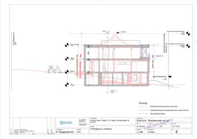 Snittegning (Snitt 1-1) som viser tverrsnittet av en bygning med høydeangivelser og eksisterende/nytt terreng.