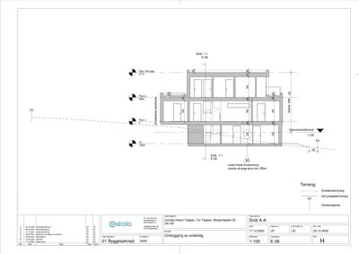 Snittegning (Snitt A-A) som viser bygningens tverrsnitt, høyder og romfordeling.