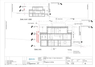 Snittegning (Snitt A-A) som viser tverrsnittet av en bygning med høydeangivelser og planreferanser.