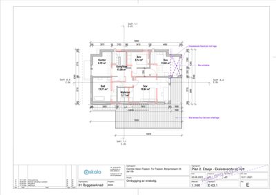Etasjeplan som viser romfordeling, mål og snittreferanser for en bolig.