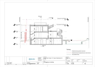 Snittegning (Snitt A-A) som viser bygningens tverrsnitt, høyder og forhold til terrenget.
