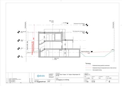 Snittegning (Snitt A-A) som viser bygningens tverrsnitt, høyder og nivåer.