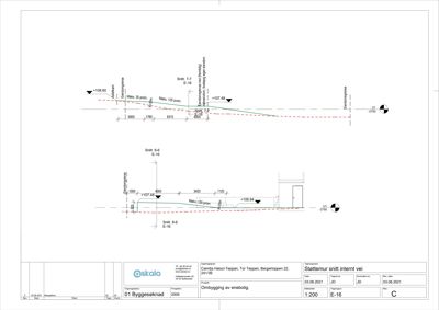 Snittegning som viser støttemur og terrengprofil.