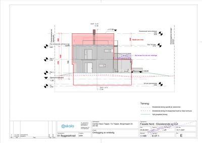 Snittegning (Snitt A-A) som viser bygningens høyde, etasjer og terrengforhold.