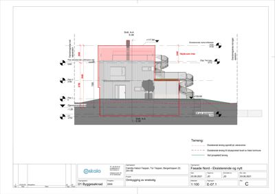Snittegning (Snitt A-A) som viser bygningens tverrsnitt, høyder og forhold til terrenget.