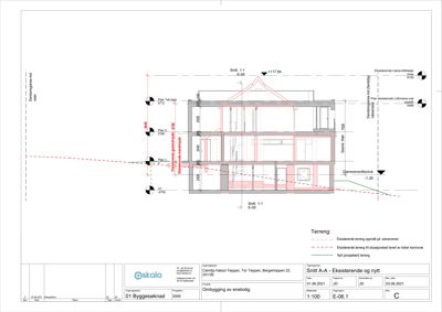 Snittegning (Snitt 1-1) som viser tverrsnittet av en bygning med høydeangivelser og eksisterende/nytt terreng.
