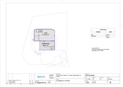 Etasjeplan som viser romfordeling, areal (HUS, TERRASSE) og bygningens plassering på tomt.