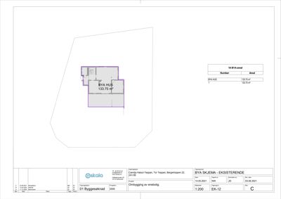 Etasjeplan eller situasjonsplan som viser bygningens plassering på tomten og arealoppdeling.