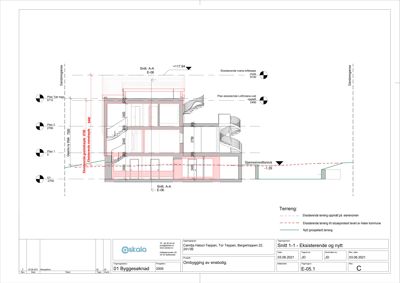 Snittegning (Snitt A-A) som viser tverrsnittet av en bygning med høydeangivelser og romfordeling.