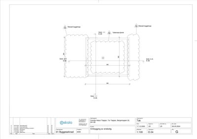 Etasjeplan eller situasjonsplan som viser bygningens plassering i forhold til naboeiendom og terrasser.
