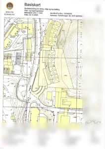 Basiskart som viser eiendomsgrenser, bygninger, vegnett, høydekurver og infrastruktur for en tomt i Bergen.