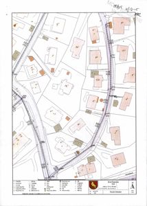 Situasjonsplan som viser tomtens beliggenhet i forhold til nabolaget, veier og andre bygninger.