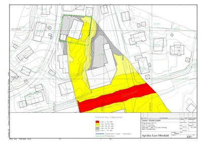 Situasjonsplan som viser støysoner (Lden) for et byggeprosjekt, med topografi, nabobebyggelse og planbegrensninger.