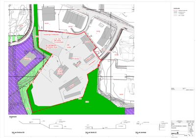 Situasjonsplan som viser tomtens grenser (rødt), bebyggelse (grå), terrengforhold (konturer), og omgivelsene inkludert vei og nabotomter.