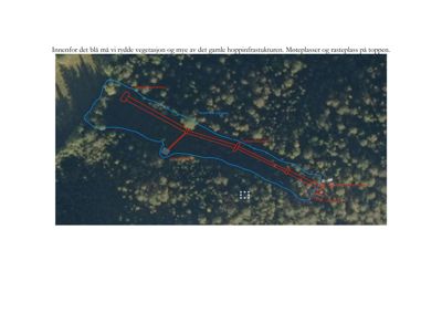 Satellittbilde (flyfoto) av et område med overlagte tegninger som viser en planlagt eller eksisterende infrastruktur (røde linjer) og vegetasjon (blå omriss).