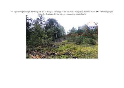 Fotografi av et terreng med skog og en bygning i bakgrunnen, med tekst om møteplasser og en gammel dommerhus.