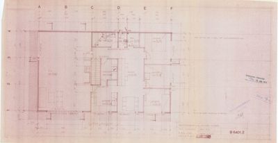 Etasjeplan med romfordeling, dører, vinduer og mål.