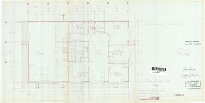 Etasjeplan eller plantegning som viser romfordeling, veggposisjon og mål i en bygning.