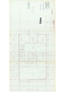 Etasjeplan med romfordeling, vegglinjer, dører og mål.