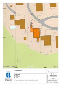 Situasjonsplan (kartutsnitt) som viser tomtens form, grenser, naboeiendommer og plassering av bygninger.