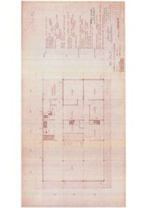 Etasjeplan som viser romfordeling, dører og vinduer i en bygning.