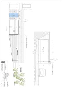 Snittegning som viser bygningens tverrsnitt, inkludert trapp, innvendig gulvkonstruksjon og grunnforhold.