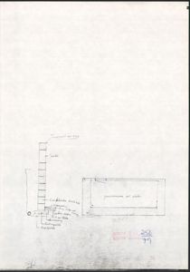 En håndtegnet teknisk detaljtegning som viser en konstruksjon med en vegg, en dør og en vindu. Tegningen inneholder håndskrevne notater om materialer og dimensjoner.