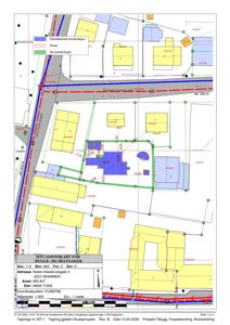 Situasjonskart som viser eksisterende og ny konstruksjon, vegger, veier og eiendomsgrenser for en byggesak.